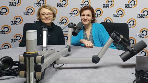 Dwie osoby podczas rozmowy w studio radiowym