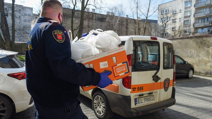 Miejski Ośrodek Pomocy Społecznej oraz Straż Miejska dowożą obiady do domów seniorów Miejski Ośrodek Pomocy Społecznej oraz Straż Miejska dowożą obiady do domów seniorów