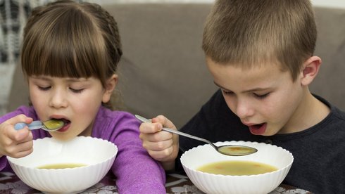 Dzieci jedzące posiłek